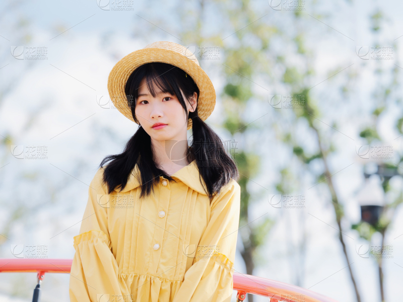 年轻女子的侧面照片_美女壁纸电脑桌面氛围感