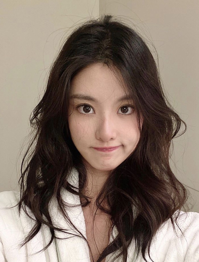 女人们在餐厅用智能手机自拍_美女头像真人版好看