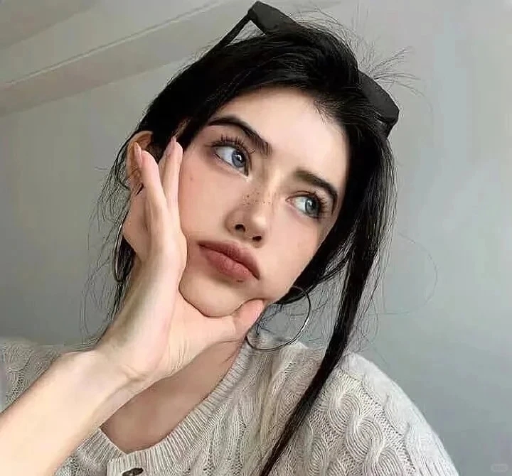 干净青年女人完美皮肤自然美纯净背景分离肖像人的眼睛欢乐_美女图片微信头像