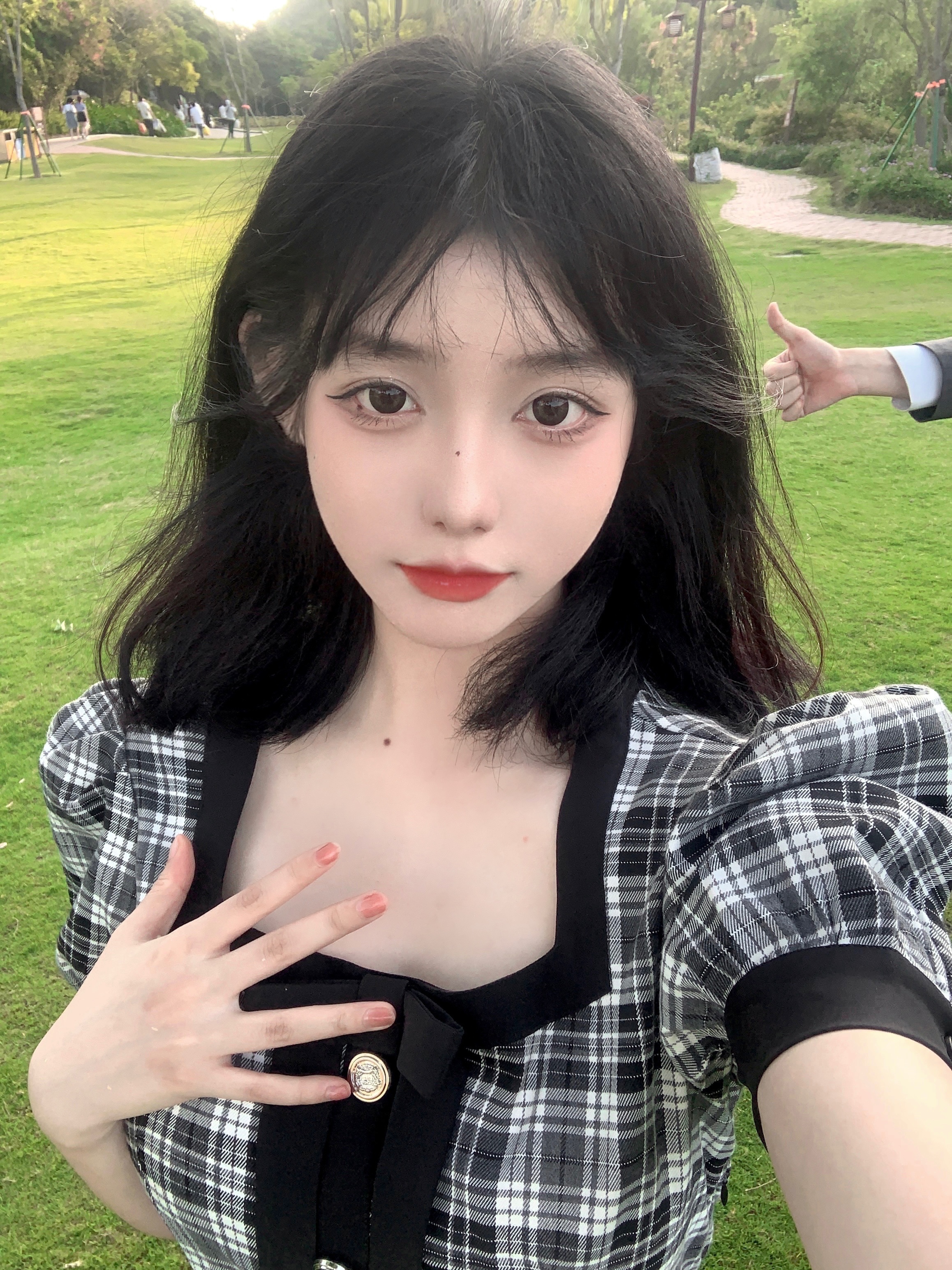 美发女生发型人像_美女高雅造型