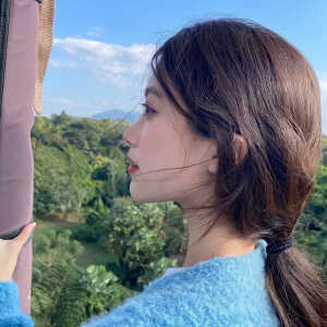侧脸略微低头的好看的盘发浅色头发女生秋冬温暖_美女头像