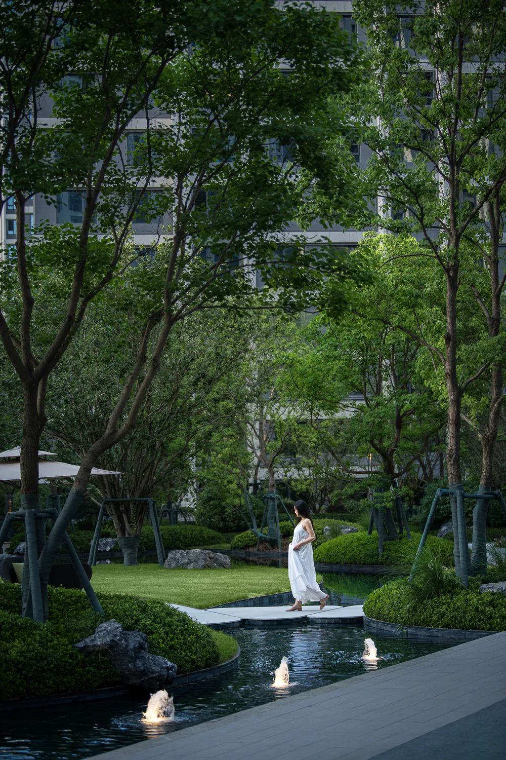 妇女节唯美感女性花朵蝴蝶天空背景_美女头像漂亮