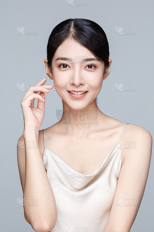 耳环和珠宝通过透明的织物插入性感女人的耳朵完美的金发女孩华丽神秘的外表广告首饰美丽的耳环在女_美女照片头像真人图片