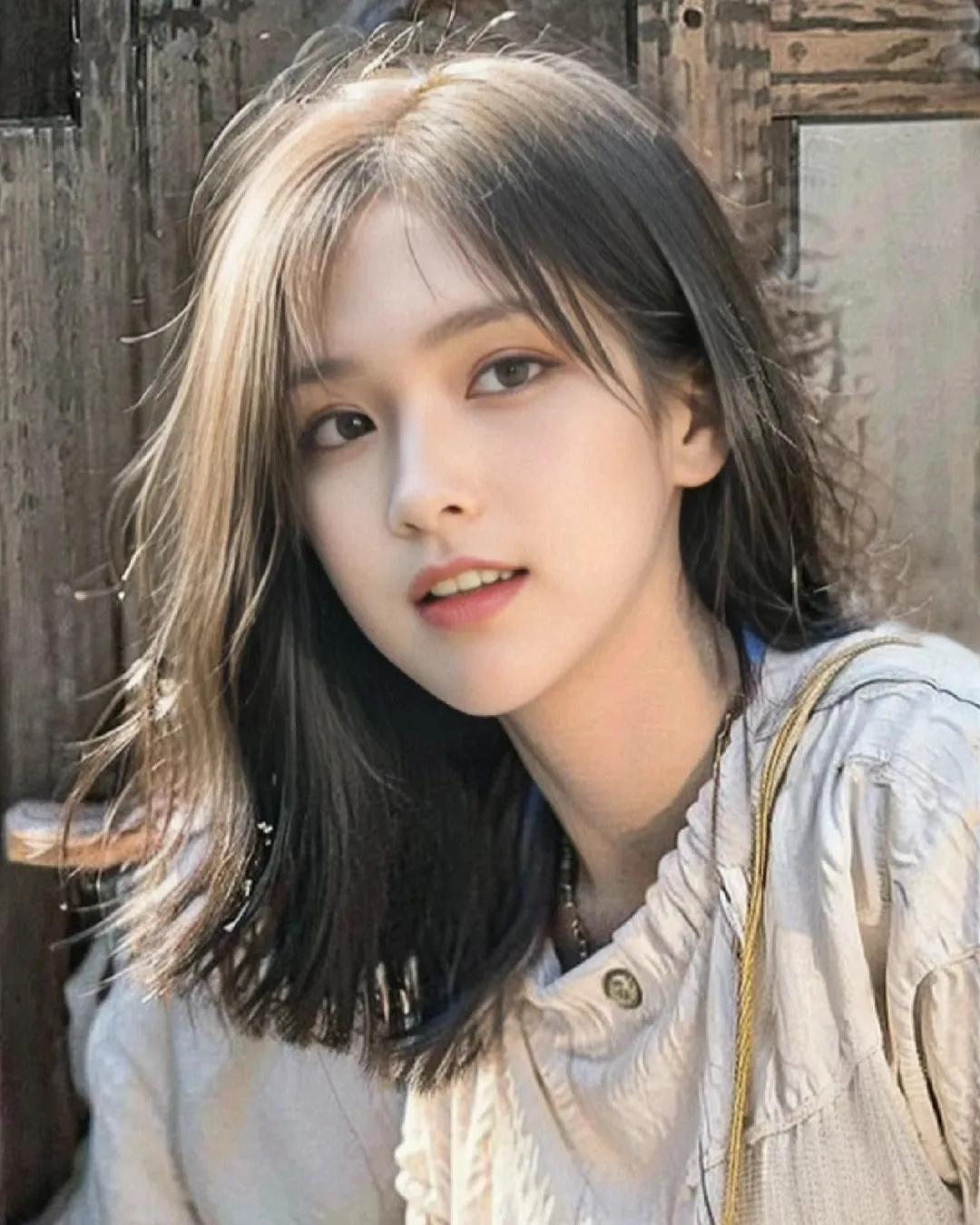 年轻男性站在建筑物前的阳光光线下_美女壁纸手机壁纸