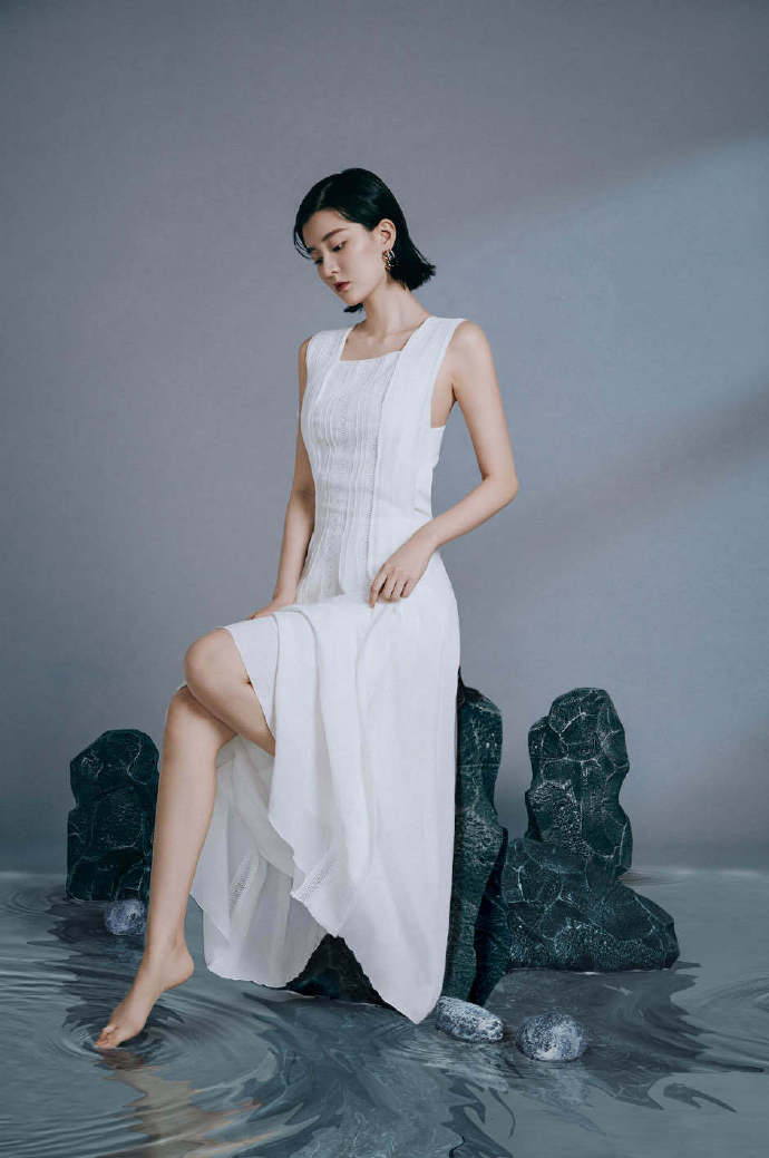 倪妮羽毛裙造型优雅又大方网易女人_美女图片微信头像背影酷霸气
