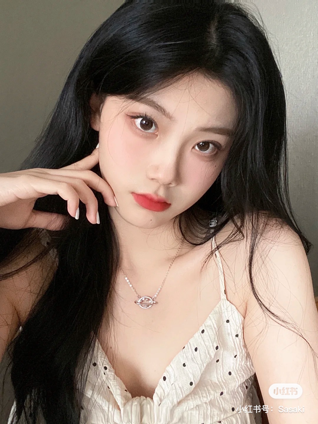 年轻女子花时间在户外餐厅喝一杯鸡尾酒和自拍_美女照片侧脸好看头像