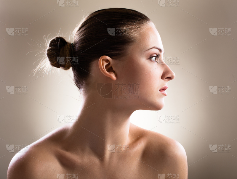 美丽的肖像年轻的亚洲女子在光和阴影的背景_美女照片大全壁纸高清