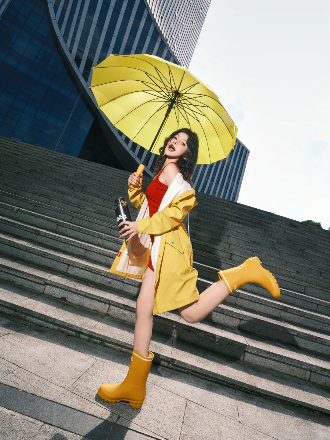 人物系列写实穿着时尚的年轻女性的侧面街拍全身照_美女头像真人