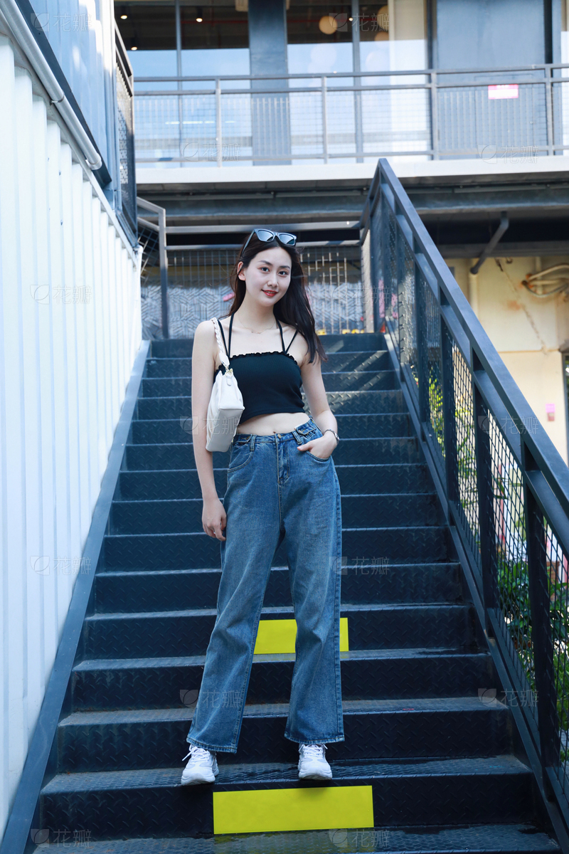 淡蓝短衣牛仔裤苗条美腿靓妹王馨瑶_美女壁纸手机壁纸