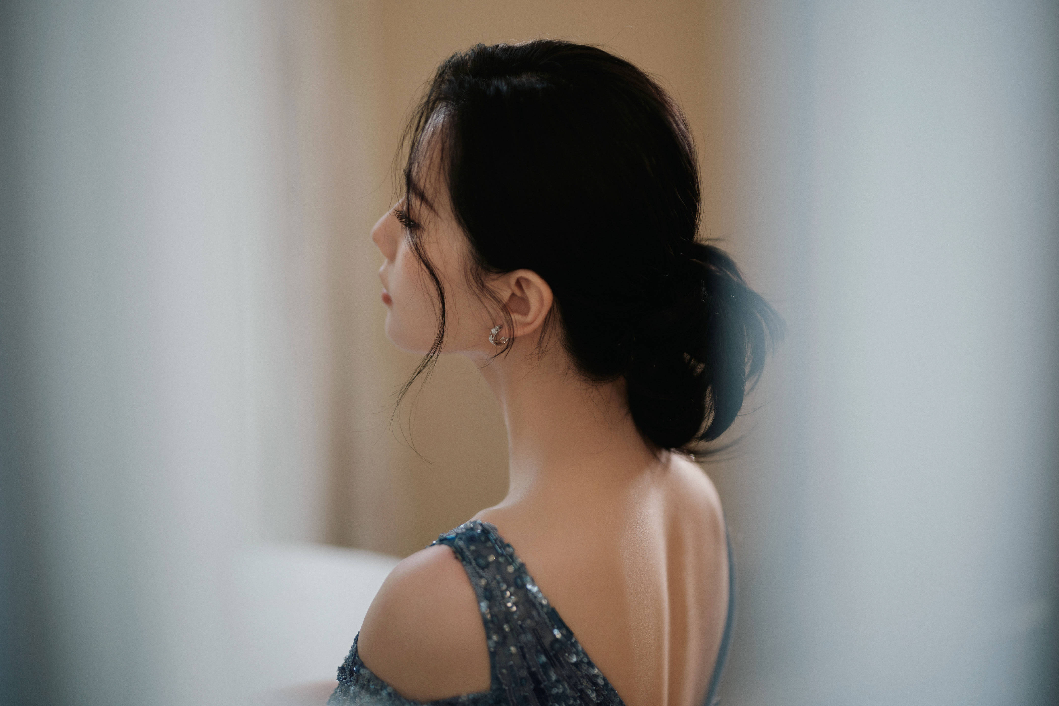 日落时分麦田里美丽的深色女人_美女头像可爱萌萌