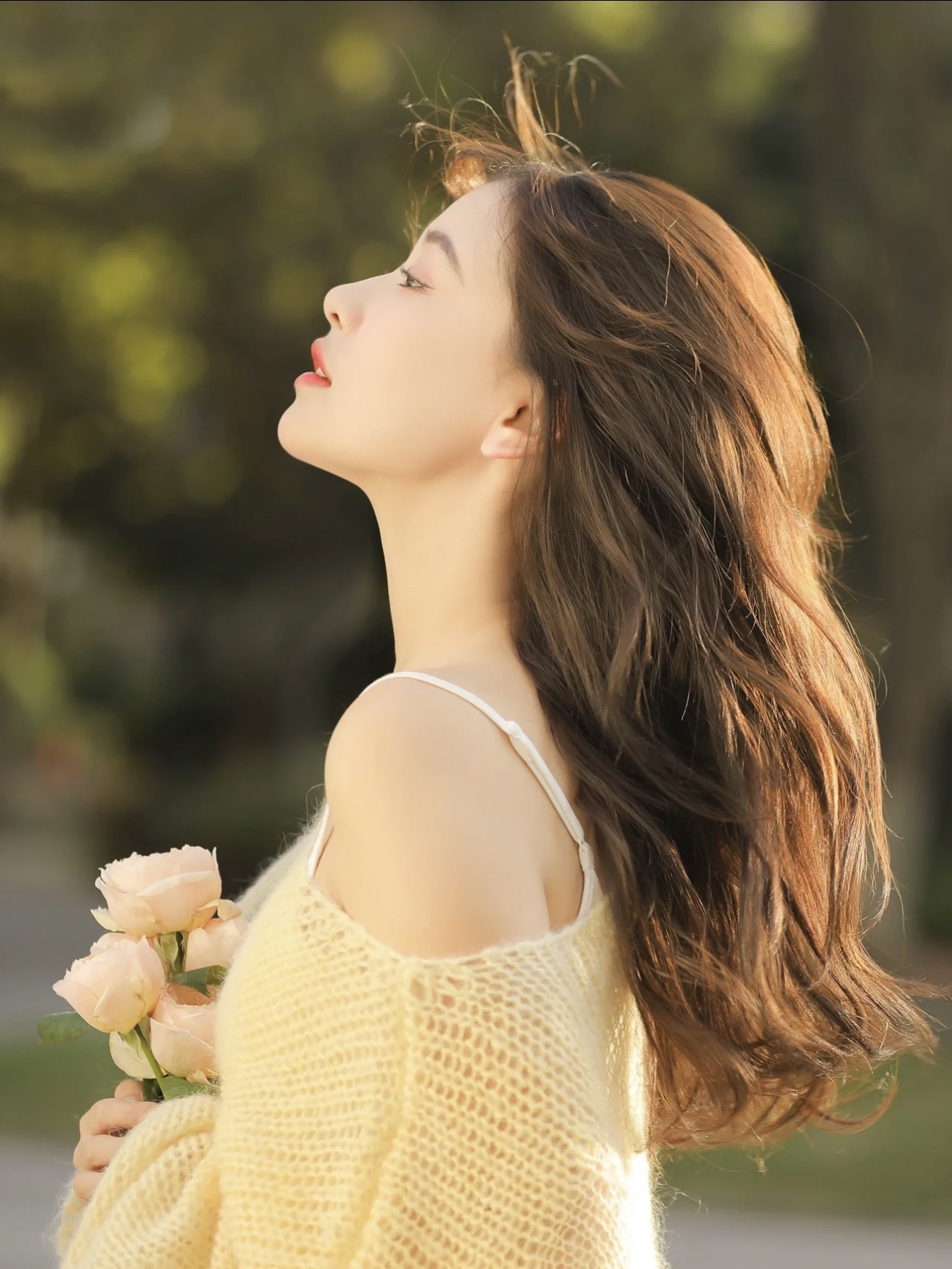 长发美女侧脸白色裙子清新居家_美女照片