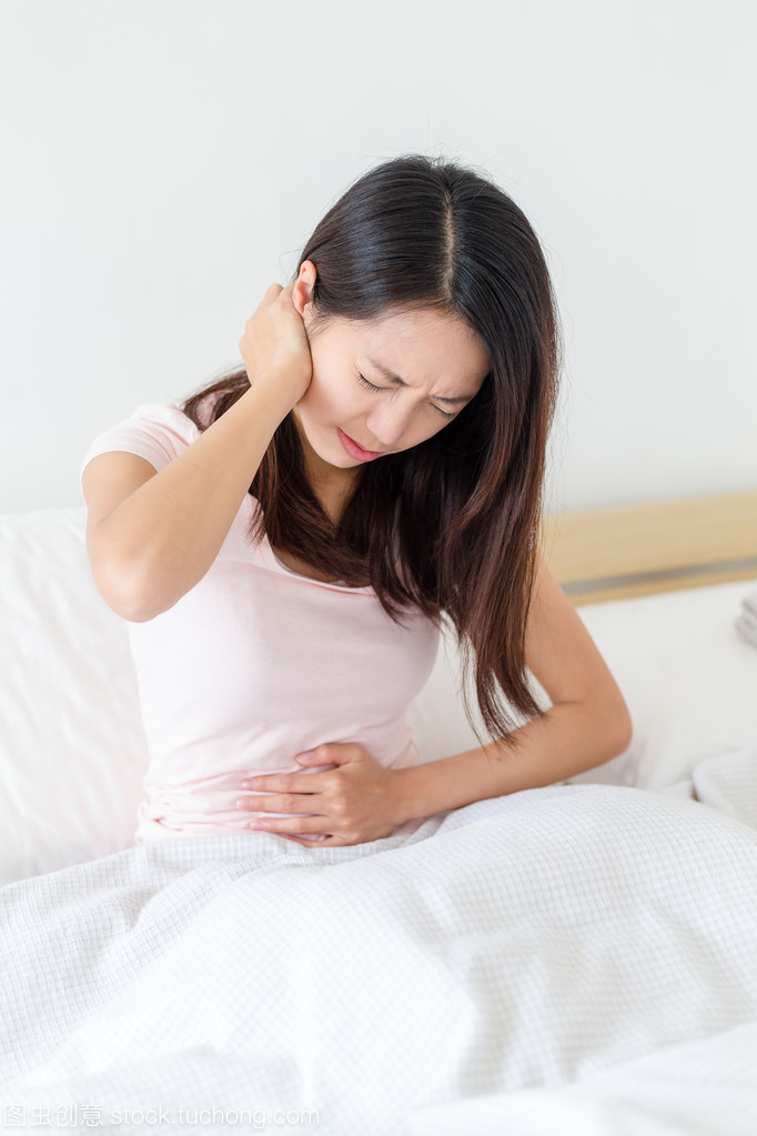 摄图网年轻女人躺在床上睡觉企业商用_美女时尚街拍