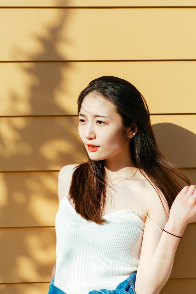 年轻女性蹲在草地上_美女图片微信头像