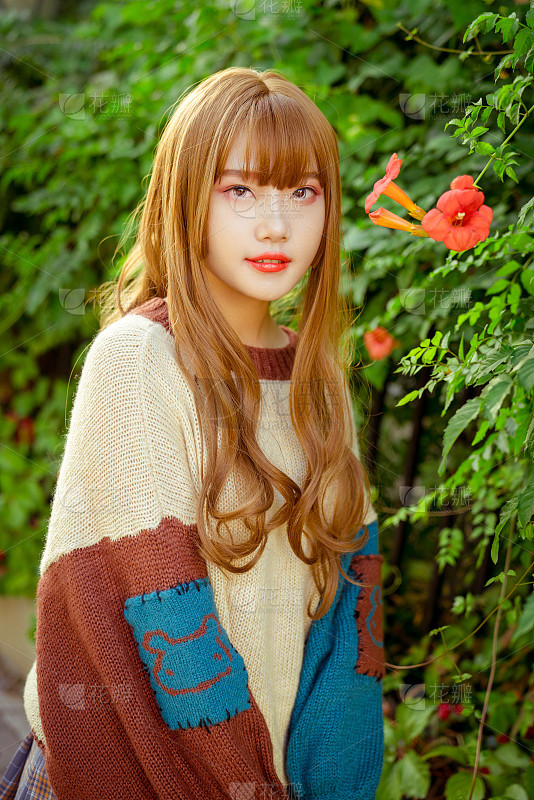 人物系列写实穿着时尚的女装模特的街拍侧面半身照_美女壁纸图片2025最新款