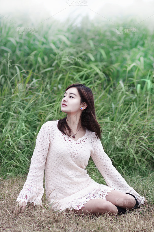 服饰系列写实模特穿着黑色黑白三道杠外套在海边的时尚摆拍_美女图片微信头像