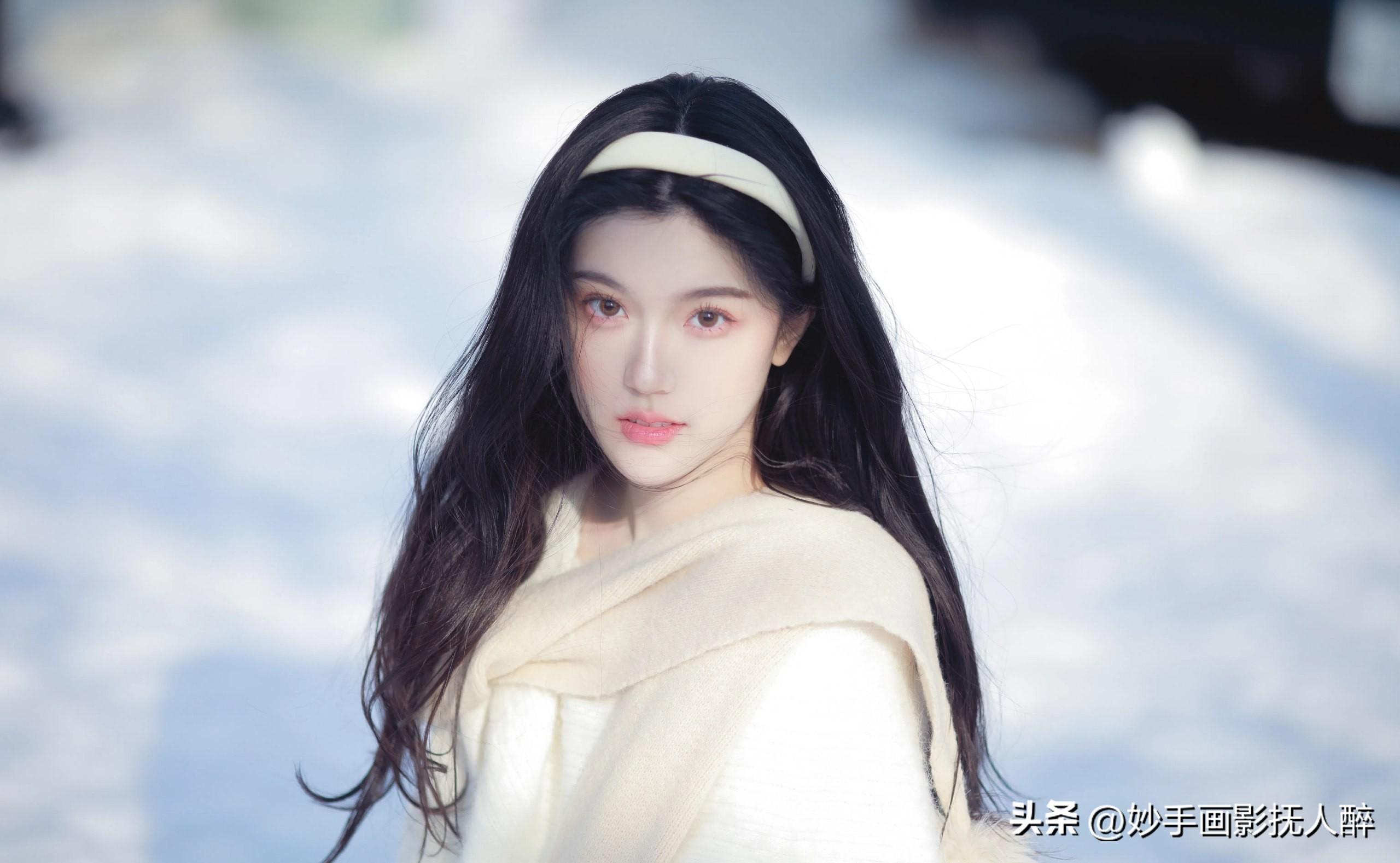 网红模特在垂下的树枝中探出头_美女照片