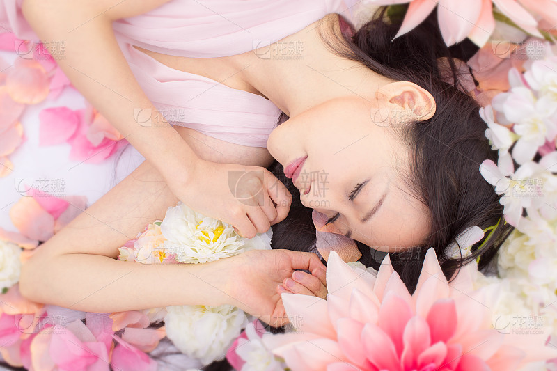 妇女节唯美感光影玫瑰人物剪影背景_美女照片