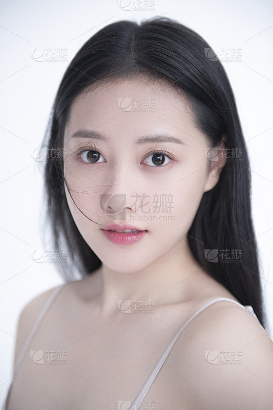 高清年轻女子坐在海边_美女壁纸