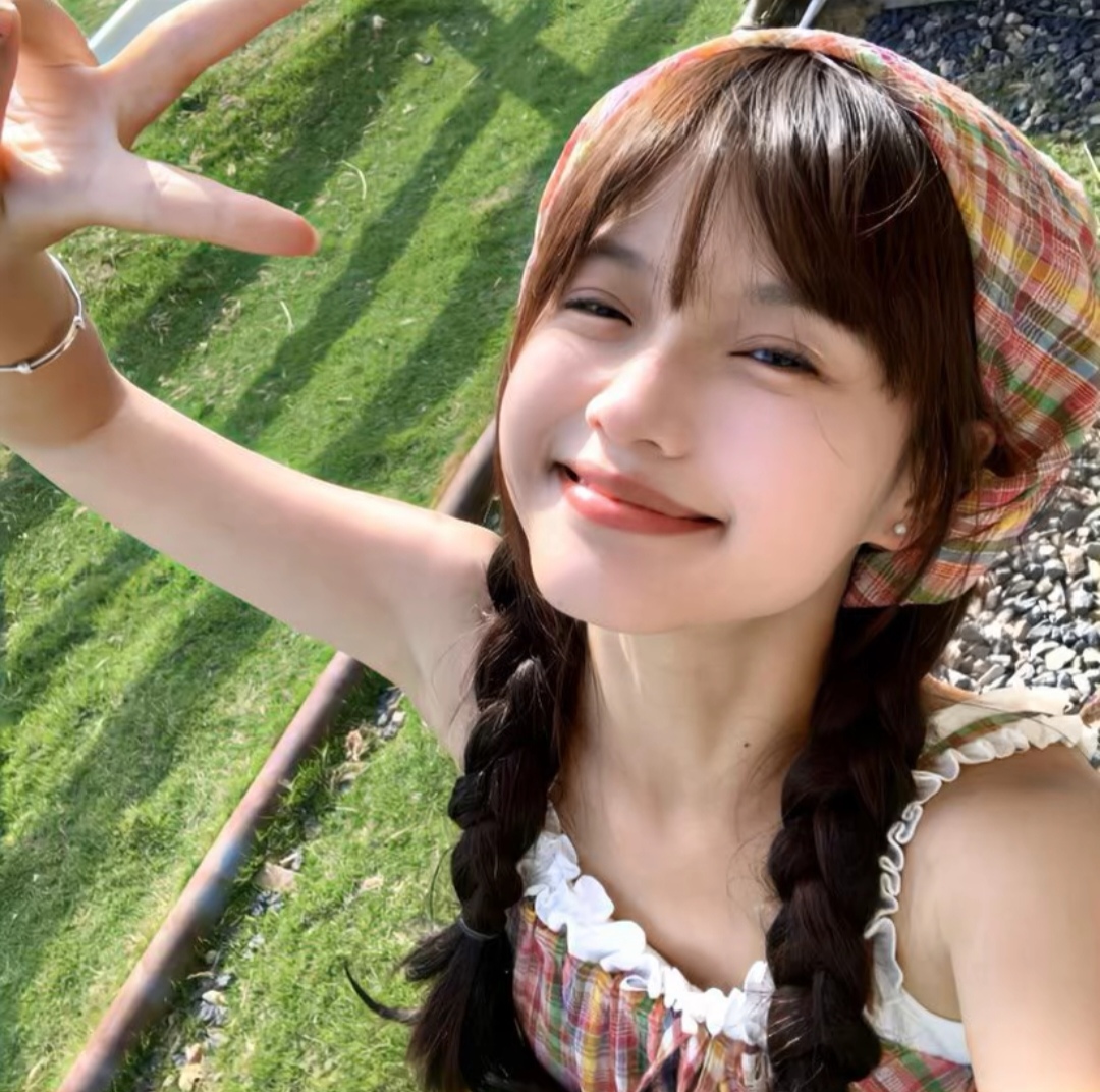 在海滩上自拍图片素材_美女头像真人版好看