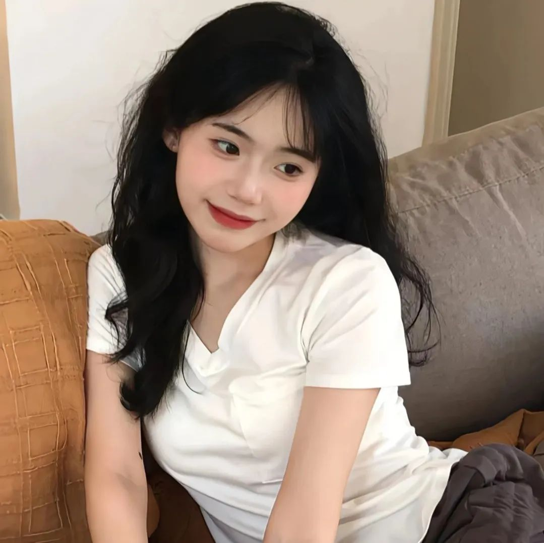 可爱的微笑小女孩的肖像儿童孤立_美女头像