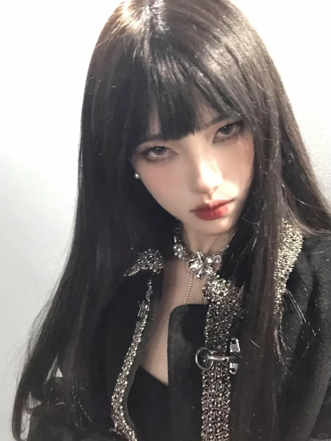 柔和紧迫化妆用品人白人到岁有包装的触摸美容_美女头像图片真人