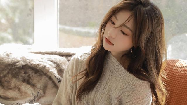 女孩在雏菊地里放松_美女壁纸手机壁纸
