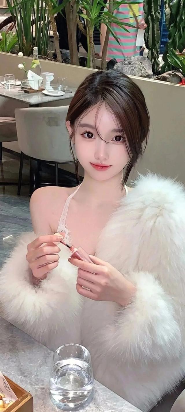 性感的身体年轻女子在比基尼摆姿势在海滩有吸引力的模型与运动的身体_美女壁纸电脑壁纸高清
